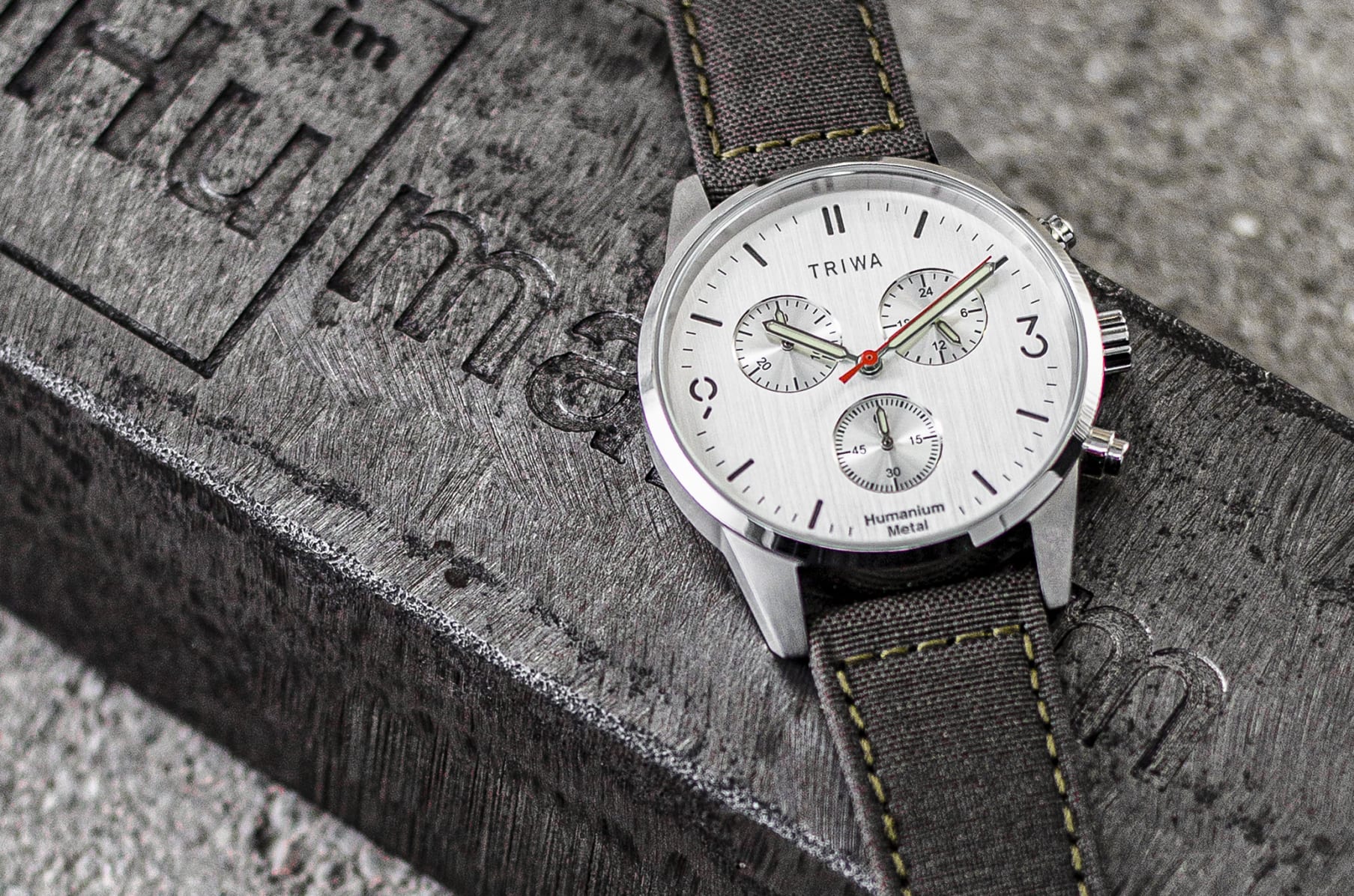Humanium discount metal watch