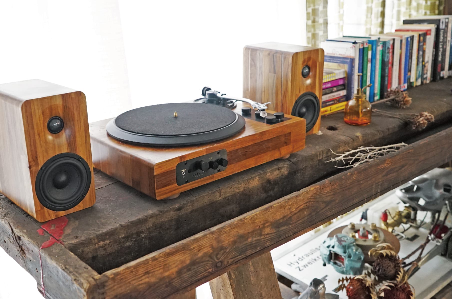 Wooden turntable 2025 with speakers