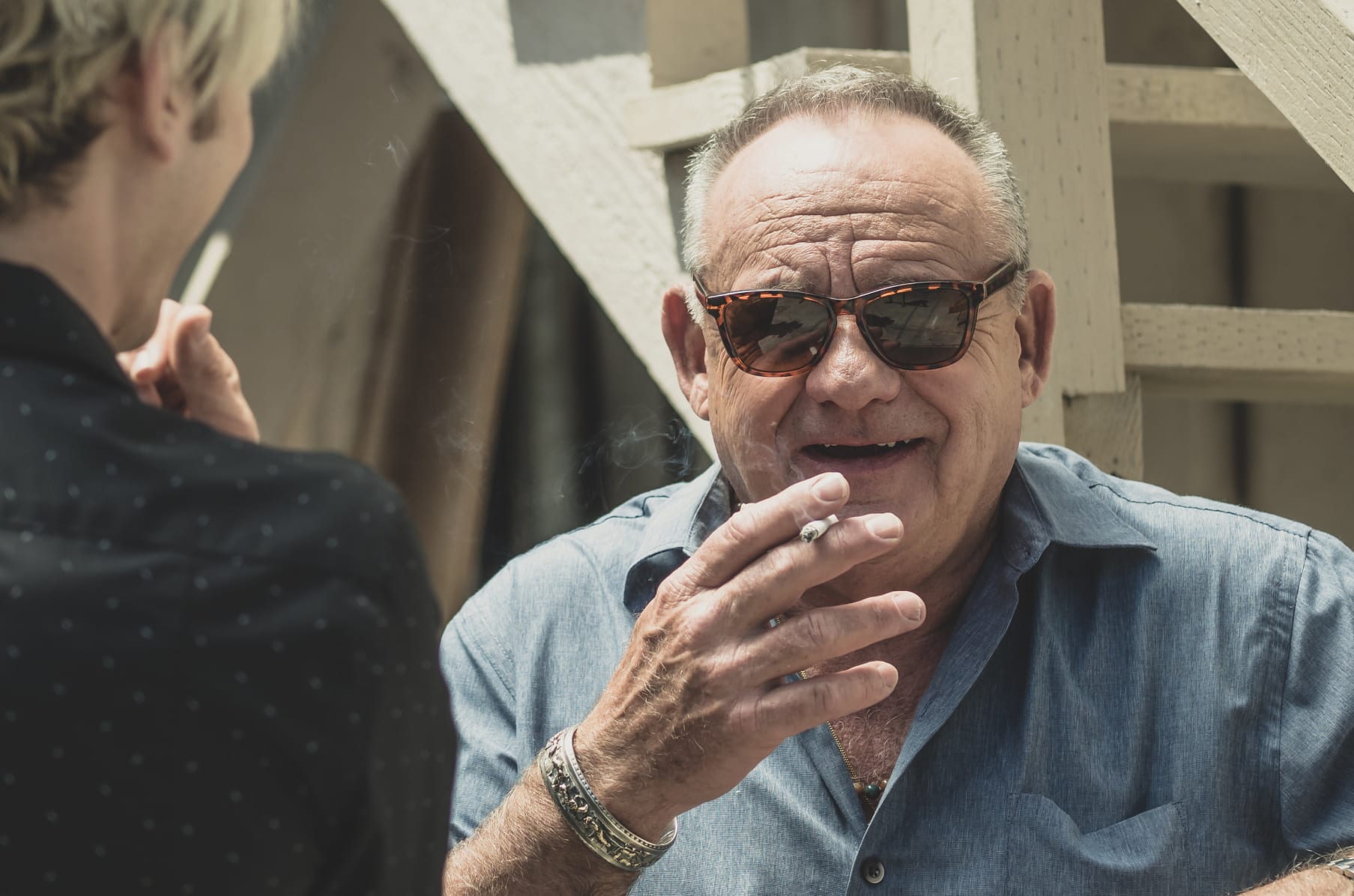 Paul Guilfoyle fumador
