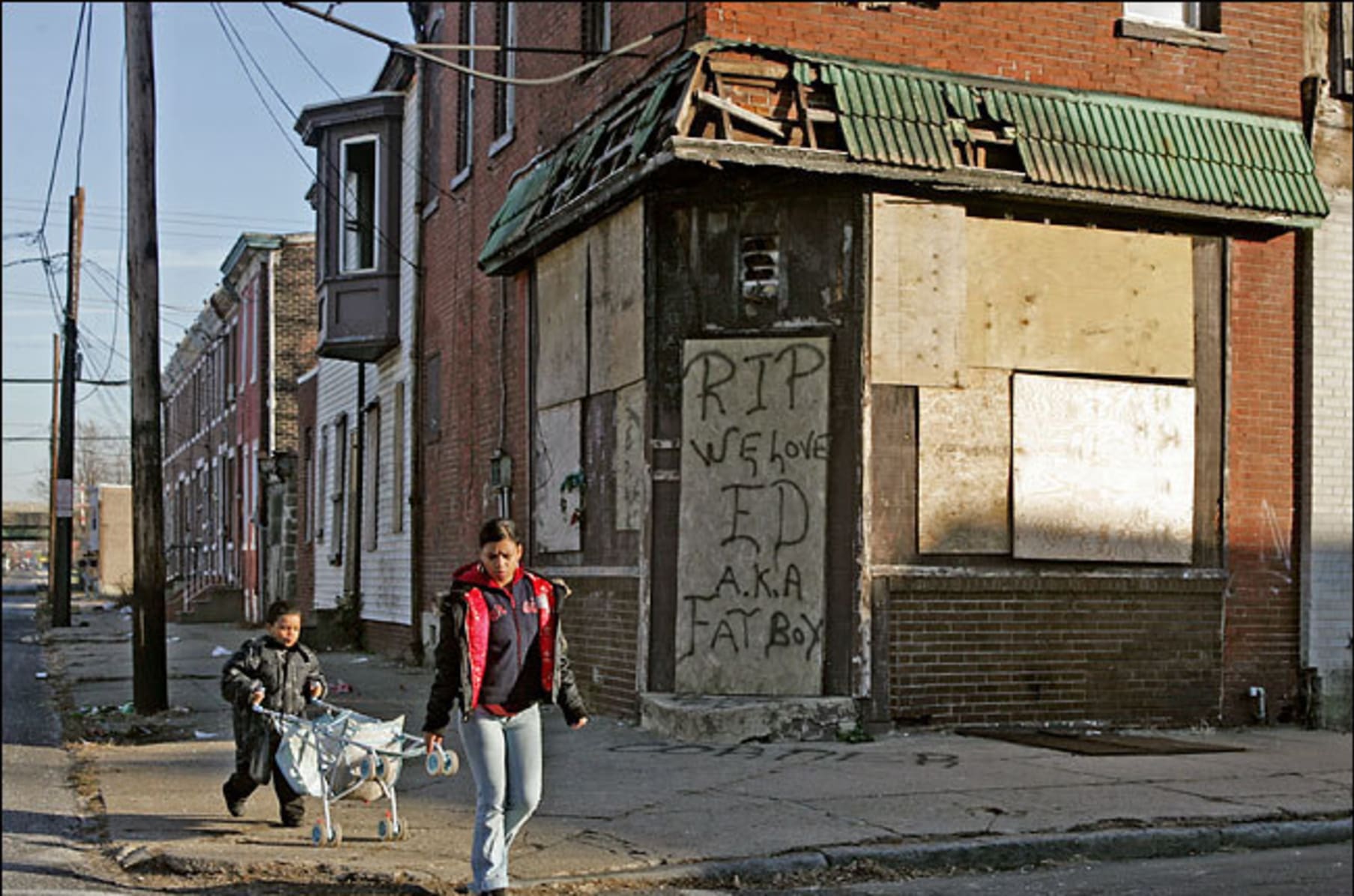 гетто в нью-йорке 2021. покинем грязный гарлем. бедные кварталы нью-йорка. нью йорк 70х улицы преступность. гарлем нью-йорк трущобы.