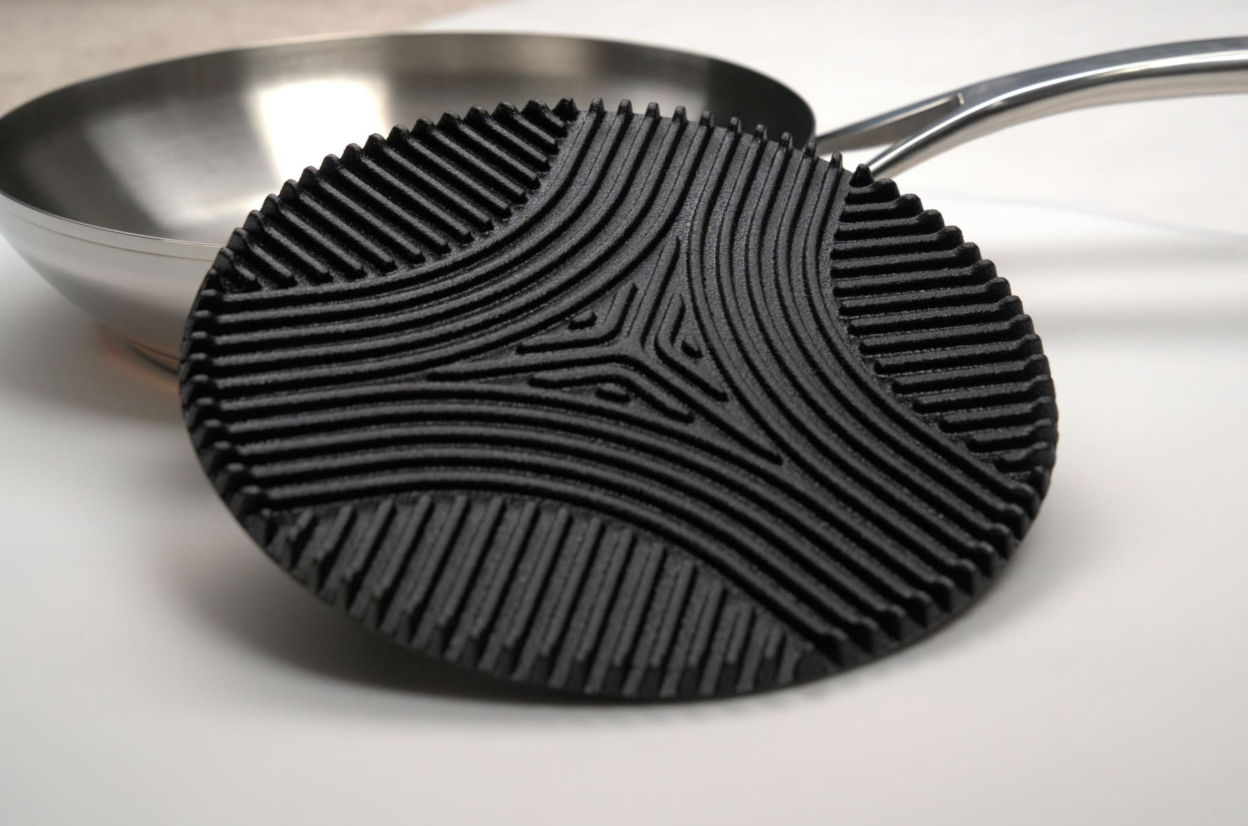 Flagship Light Turns any Skillet Into a Cast Iron Grill