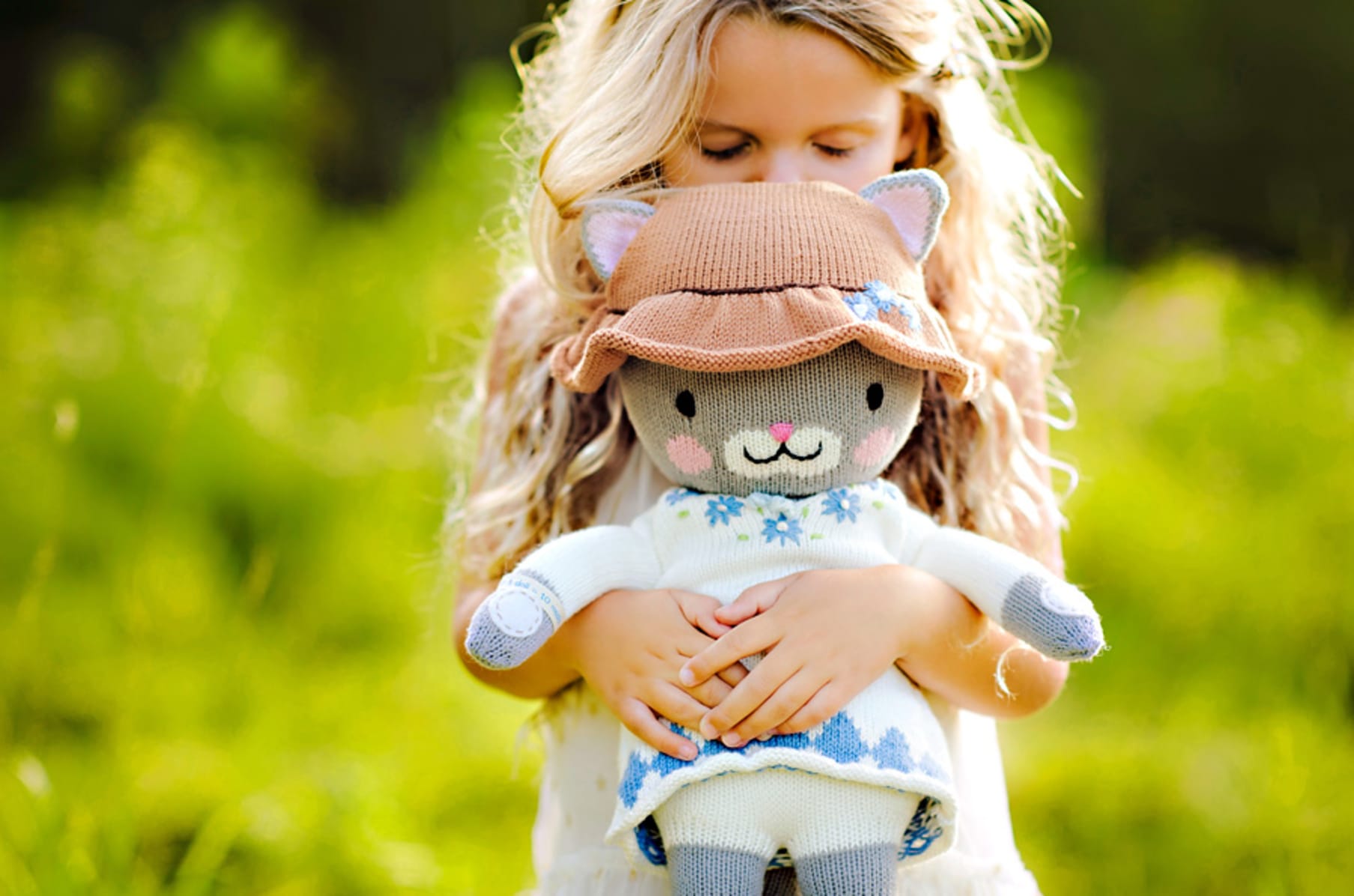 To be a doll. Обнимает куклу.
