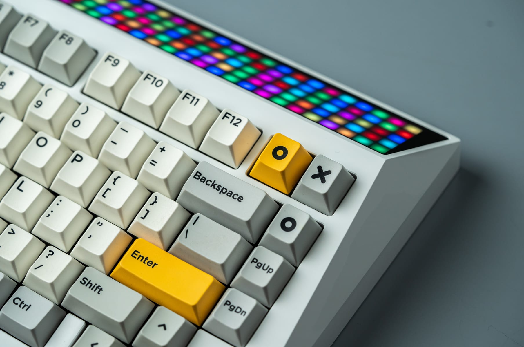 сплит клавиатура. раскладка клавиатуры akko. обучение клавиатуре картинки. клавиатура из 90х. 80 процентная клавиатура.