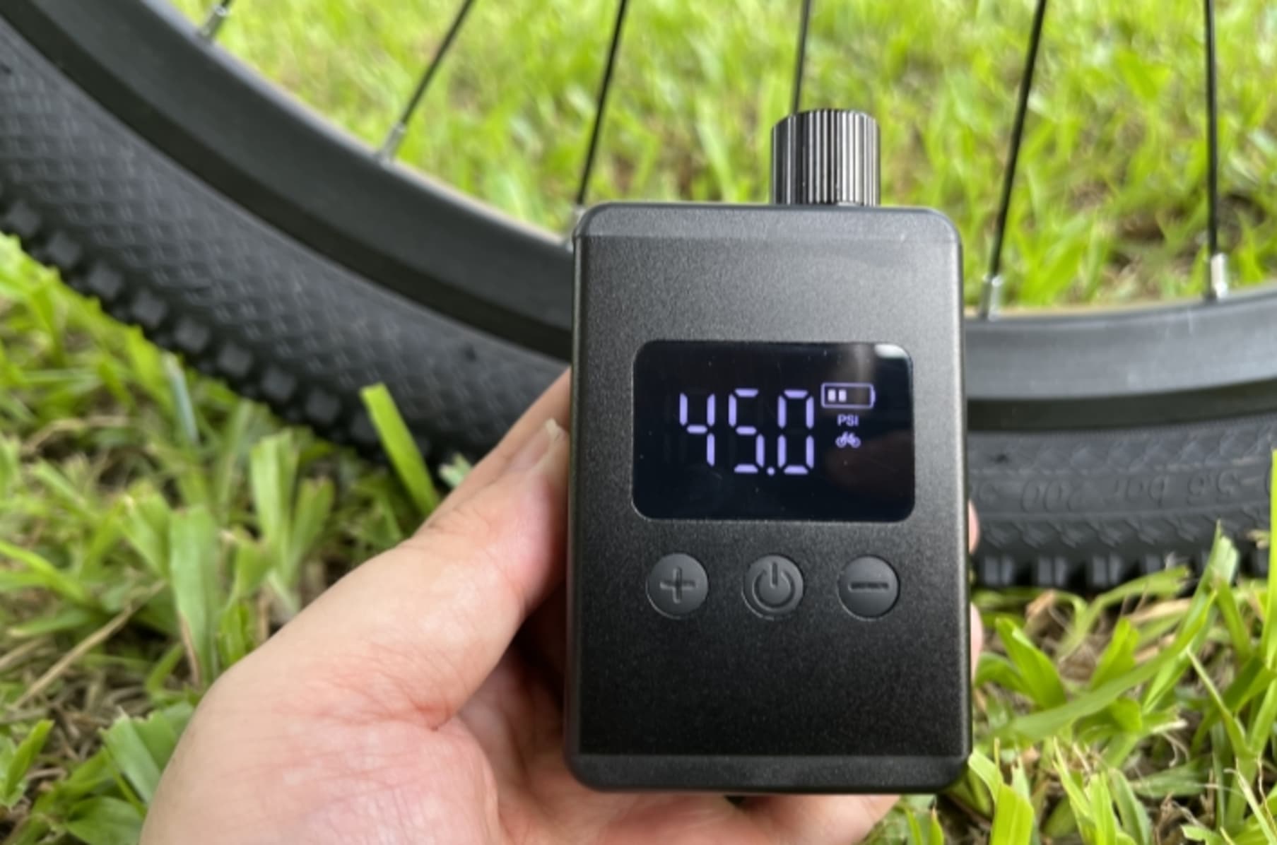 La mini pompe à vélo électrique et portable EausAir (8 bars) vient de  dépasser les 23 000 € sur Indiegogo - NeozOne