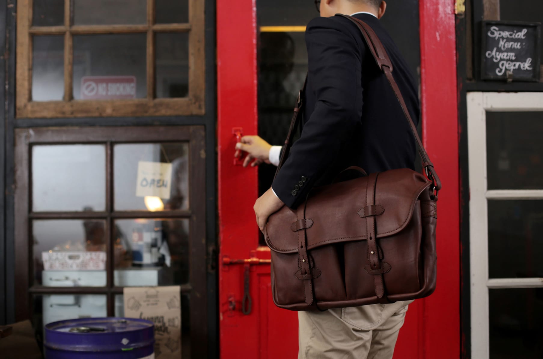 Cravar F.C. 13 Messenger Bag – The Brooks Review